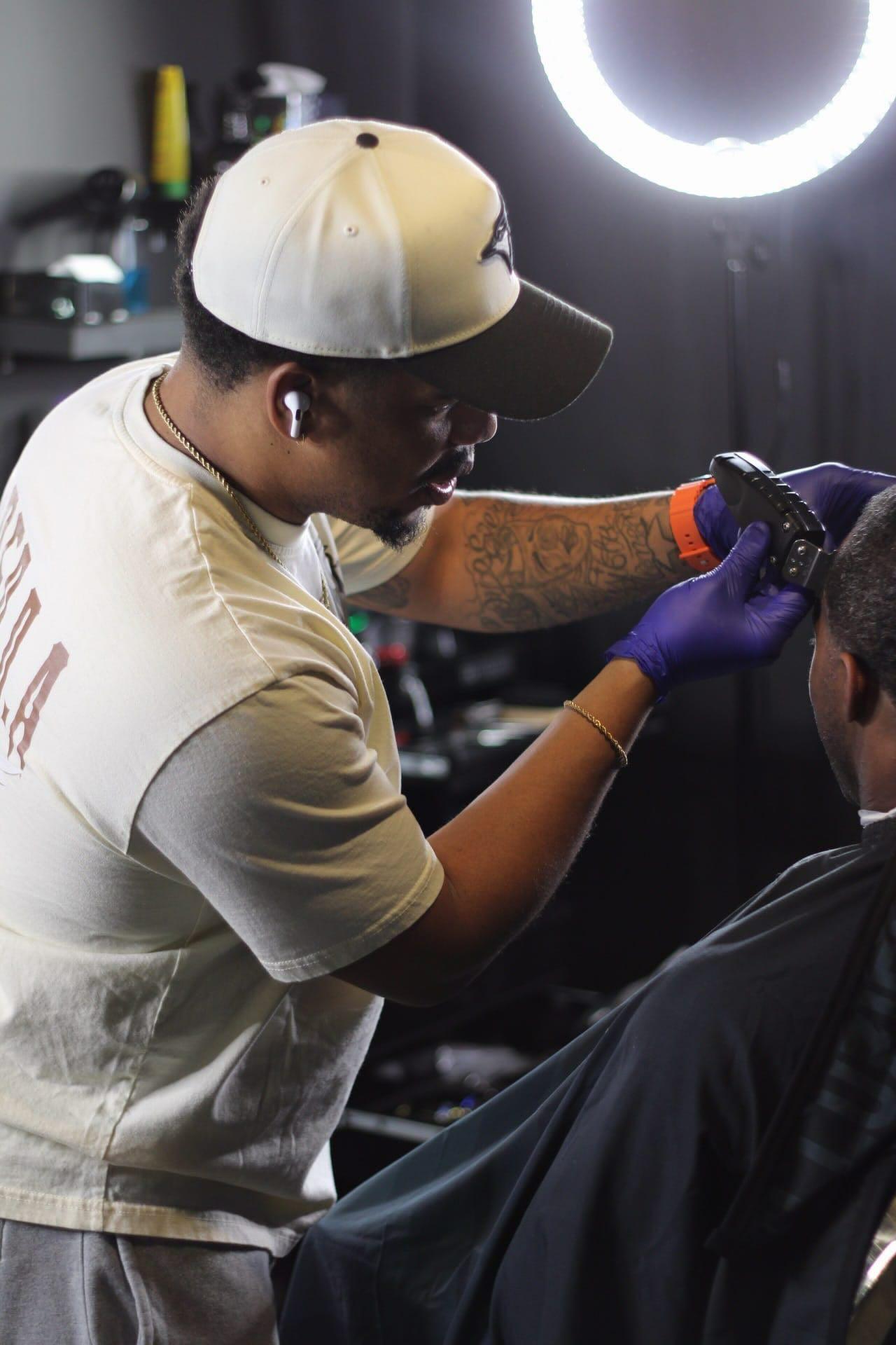 Top5 Studio artist delivering precise grooming work.